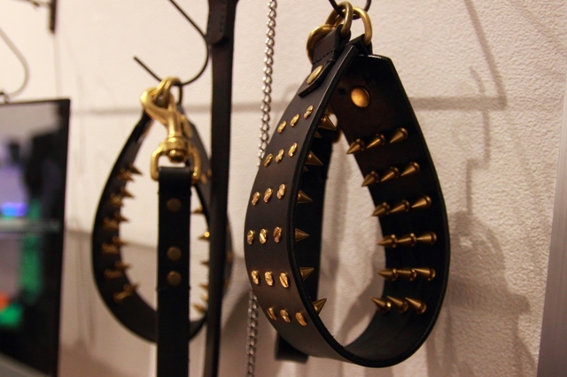 【7777　革や七四】「ひと首輪展」主催者の7777さん。自分が「楽しい」と思う首輪を追求し続け、使用者の人となりが表れる作品作りを心がける。