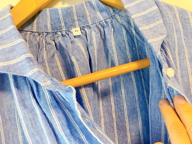 【無印良品 婦人 リネン 洗いざらし長袖シャツワンピース】ブルーストライプのMサイズを購入。ゆったりとした作りです
