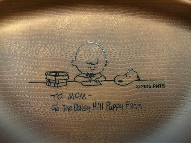 【ニトリ SNワンプレート】机に向かっているチャーリー・ブラウンと、側で見守るスヌーピーのイラストにほっこり