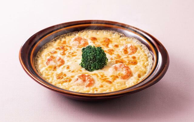 【デニーズのグランドメニュー人気ランキング 5位】「3種チーズの海老ドリア」990円（税込）