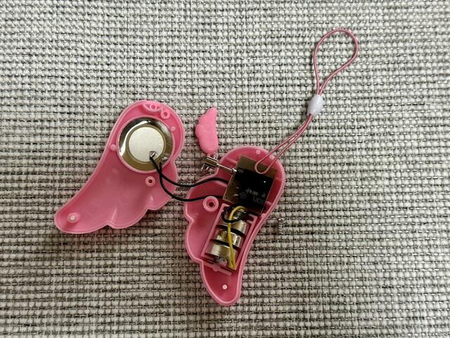 【ダイソー　防犯ブザー】ネジをドライバーで外して本体を開くと電池が見えます