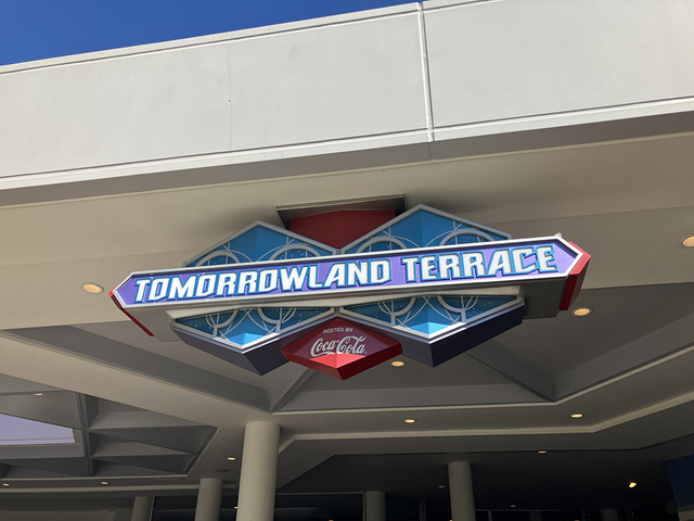 今回訪れたのは、東京ディズニーランド内トゥモローランドにある「トゥモローランド・テラス」。激安グルメを探すぞ！