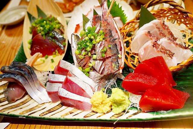 魚金 本店／お刺身3点盛り（という名の7点盛り。3点以外はサービス）