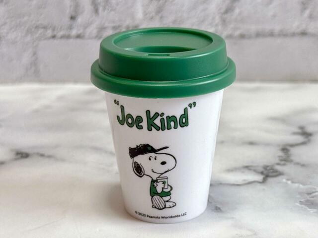 なんともキュートなミニチュアサイズのカップ付き!