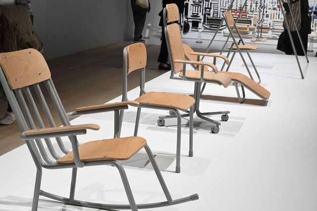 【デザインあ展neo】「学童イスのゆめ」／学童イスたちが「将来どんなイスになりたいか」を語り合っているとしたら…。