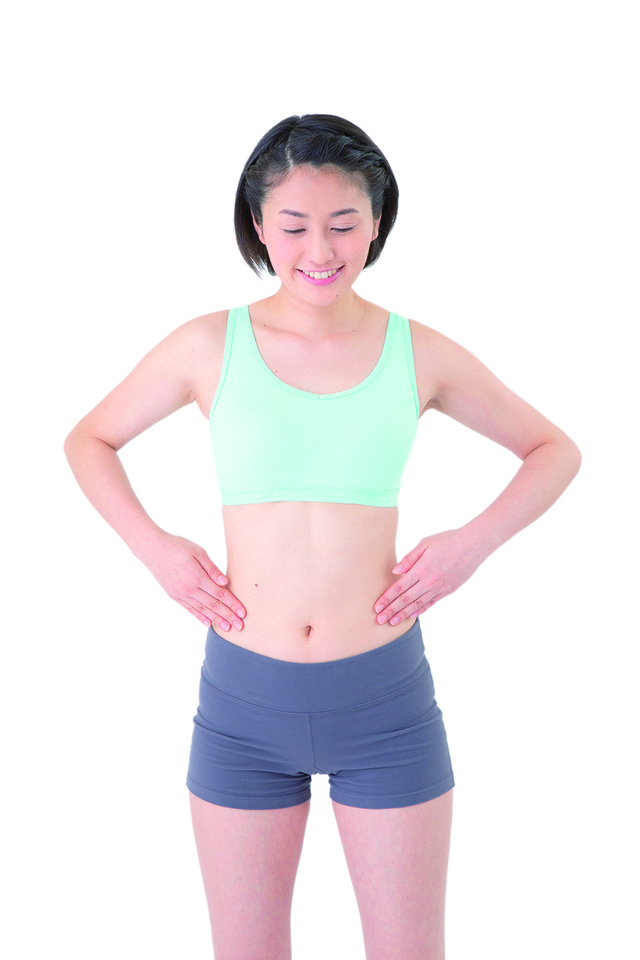 2. 押した手を後ろに引き、わき腹から「天枢」へ押し流す