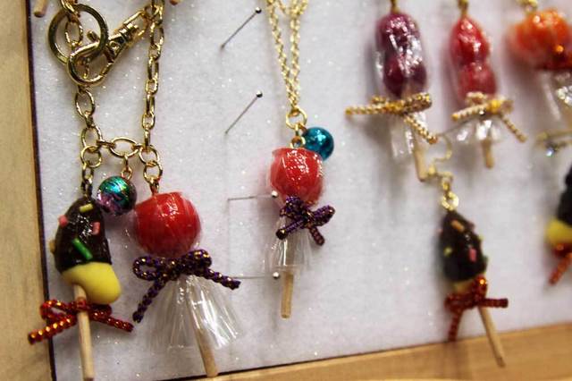 「洋裁工房 妖花」のりんごあめのスマホアクセサリー。つやつやしておいしそう！