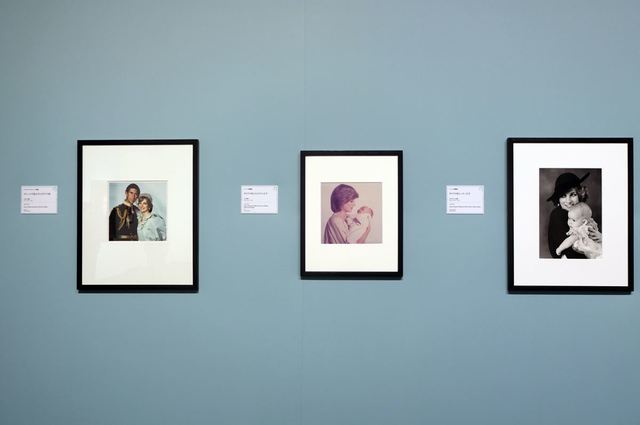 ダイアナ妃の肖像も多く展示されている