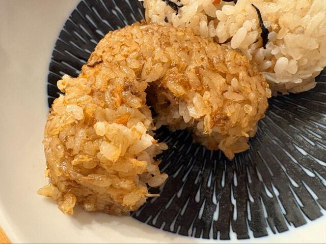 【ロピア おかか焼きおにぎり(鮭入り)&鶏五目おにぎり(6個入り)】おかか焼きおにぎり(鮭入り)の表面にはしっかり焼き目がついていて、レンジ加熱とは思えないほど香ばしい仕上がりです♪