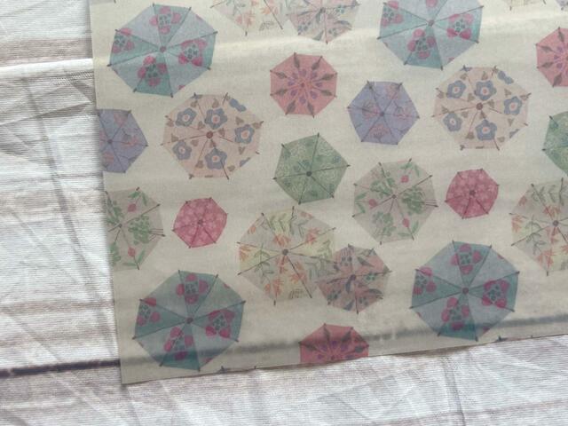 一見お花に見えますが、傘の柄。憂鬱な梅雨が楽しくなりそうなカラーです