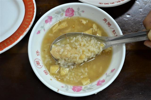 『周記肉粥店』のスープ粥。前の晩、食べ過ぎたときにはこれを