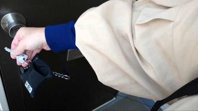 【Honeys 多収納スクエアリュック】Dカンに付けたキーケースで、直接鍵が開けられます