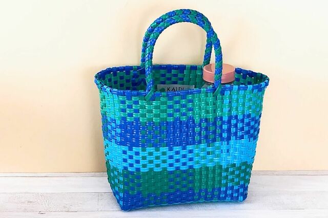 【カルディ メキシコバッグ】ドリンクボトルの高さによっては少し見えてしまいますが、収納可能です