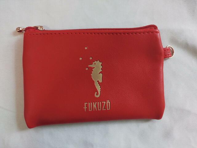 赤いポーチのデザイン