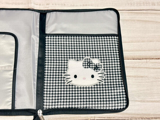 右側はタブレットが収納できるクッション入りポケット
