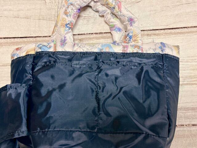 前面側・背面側ともにそれぞれ2つのオープンポケット付き