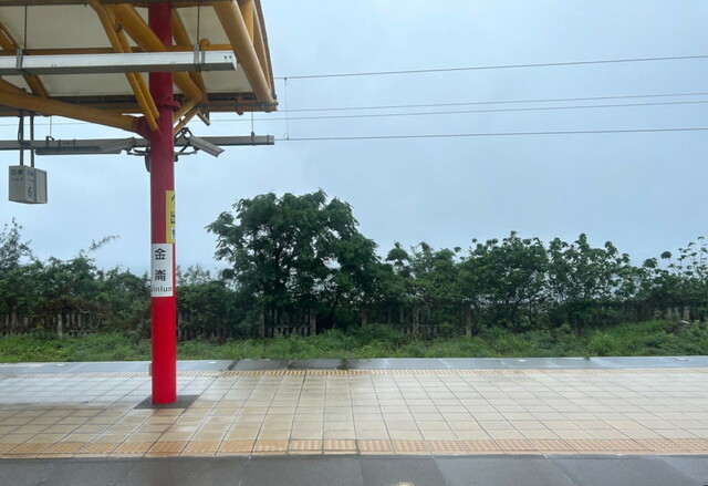 台東から高雄の一部区間は南迴線という海沿いを走る路線。そのなかでもホームから海を望める金崙駅は筆者のお気に入り