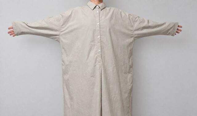 【無印良品 まっすぐ仕立てたシャツワンピース】“まっすぐ裁断”という独自の仕立て方で、生地の無駄を最小限にしているのが大きな特徴！カラーは黒、ベージュ、ダークネイビーがあります