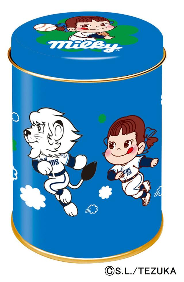 「ミルキー缶（みんなで走る）表」＜価格：880円（税込）＞【“ペコちゃん×埼玉西武ライオンズ”の人気コラボが今年も実現！ Lポーズをしているオリジナルデザイン商品が登場！】