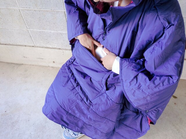 【ワークマン レディースディアテックスマルチウォームポンチョ】お腹部分には大きめのポケットがあり、財布やスマホも入れられます