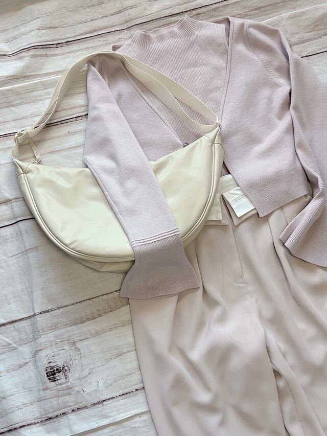 フェミニンなパンツスタイルに持っても◎