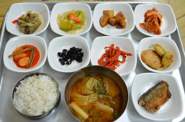 オフィスビルの大衆食堂で出てきたテンジャンチゲ定食。手前中央がテンジャンチゲ