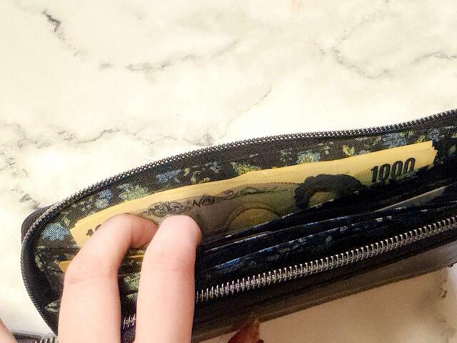 大ポケットには紙幣を収納