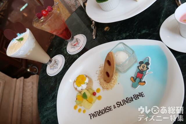 ディズニーキャラクターがサーフィンなど夏を満喫している姿が！【ドリーマーズ・ラウンジ 東京ディズニーランドホテル・サマーダイニング アフタヌーンティーセット】