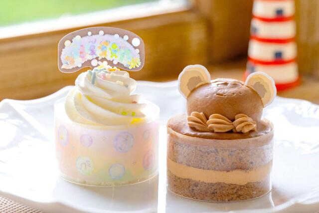 アソーテッド・ミニケーキ 5,000円｜スペシャルイベント「ダッフィー＆フレンズ20周年：カラフルハピネス」グッズ｜販売店舗：東京ディズニーリゾート・アプリ（東京ディズニーシー入園者のみ）｜発売日：2025年8月28日（木）