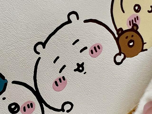 ハチワレとうさぎに挟まれて幸せそうな笑顔のちいかわ。この笑顔守りたい…！【GU（ジーユー）ショルダーポーチ Chiikawa】