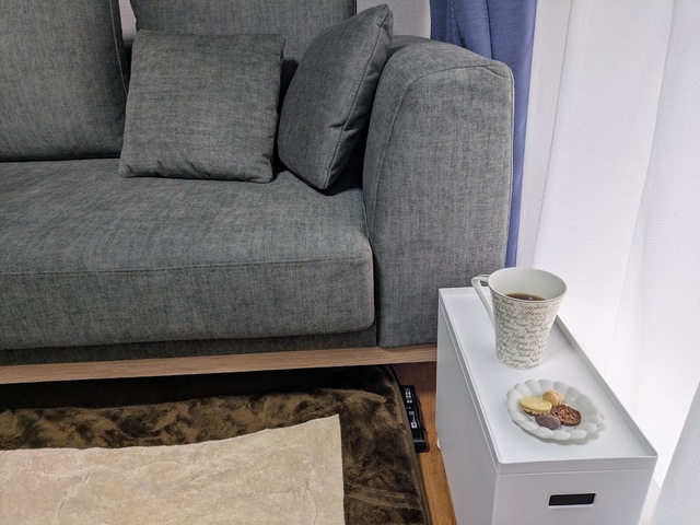 【山崎実業 蓋つき収納ボックスワゴン】ソファやベッド周りのサイドテーブルとしても便利!トレイの上にドリンクやスマホなど小物も置けます♪