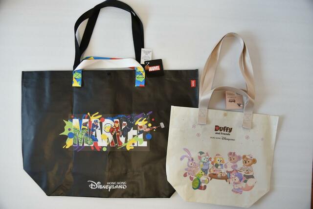 香港ディズニーランドグッズ　ショッピングバッグ(Sサイズ25HKD、Mサイズ30HKD）