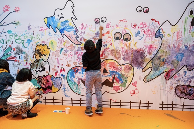 落書きし放題の店