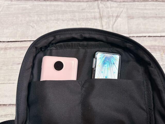内側のオープンポケットにはモバイルバッテリーとミントタブレットを収納