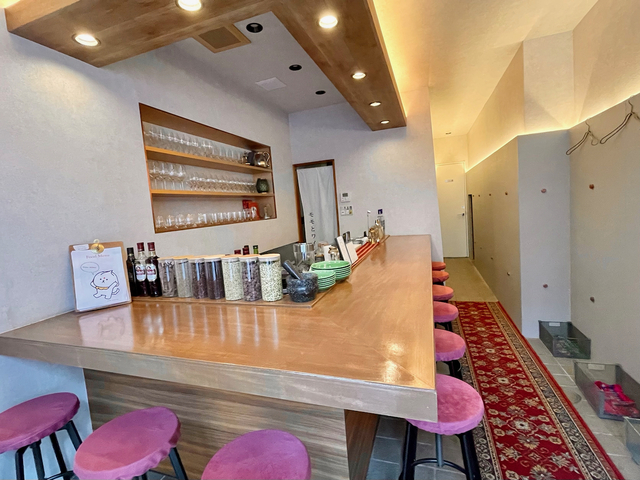 【MOMO Stand Tokyo】カウンターのみの細長い店内