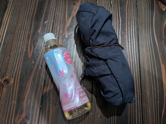 【GU　スリングショルダーバッグ】生地が柔らかく折りたたみやすいので、旅行時のサブバッグとしてスーツケースに入れておくのも良さそう！