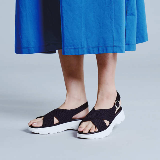 【ワークマンの新作サンダル売上ランキング 3位】「レディース　クロスストラップニットサンダル」2,300円（税込）