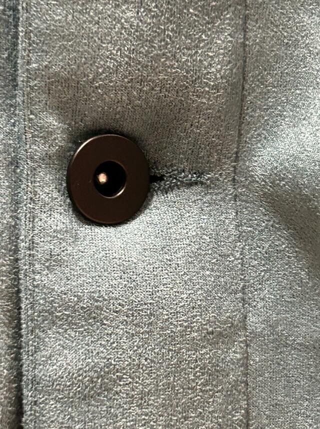 ワークマン　スウェードタッチストレッチシャツジャケットのボタンがかわいい