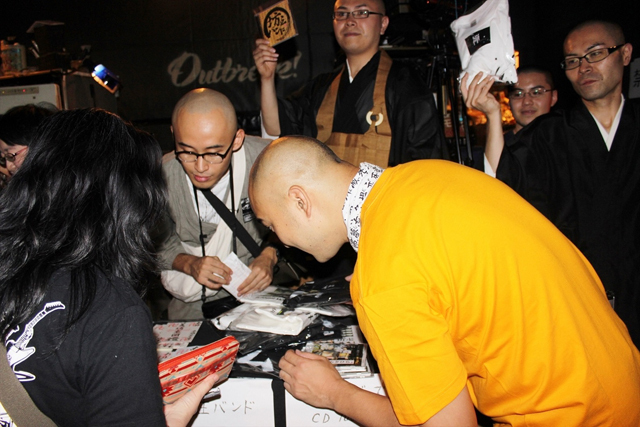 超カオスな対バン「坊主バンドvs.牧師ROCKS」の模様