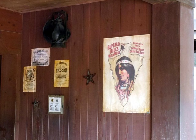 インディアンの様な女性の絵は…