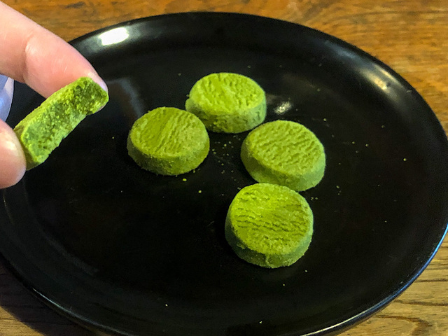 【ファミリーマート　濃い抹茶のしっとりクッキー】サクサクほろほろでしっとりした生地が美味しく、しっかり濃厚な抹茶の風味が楽しめます