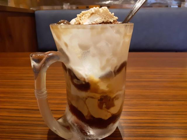 半分くらいまで食べ進めたところ。まだまだあります。／びっくりドンキー「ジョッキパフェ」