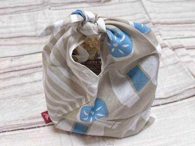 【カルディ 食品福袋／もへじ 手ぬぐいエコバッグ（午）】上部を結んで持ち運べる仕様。折りたたんでコンパクトにもできます