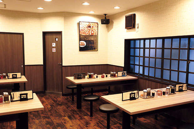 「ジャンボ餃子」の名店／開楽 本店（池袋）　内観