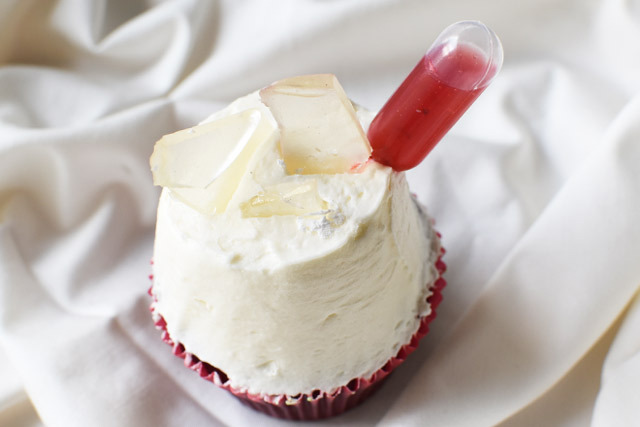 ブラディーレッドベルベッド(1) カップケーキの箱の中に、飴でできたガラスがついてきます。