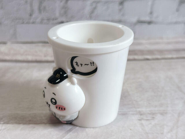 【ちいかわハッピーセット第一弾／ちいかわのドリンクカップペンたて】かわいい「わァ〜！！」のセリフもありますよ♪
