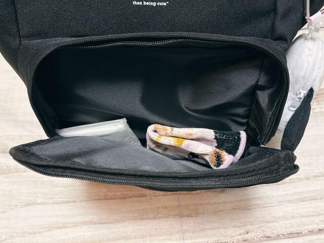 全面のファスナーポケットにはティッシュとミニタオルをイン