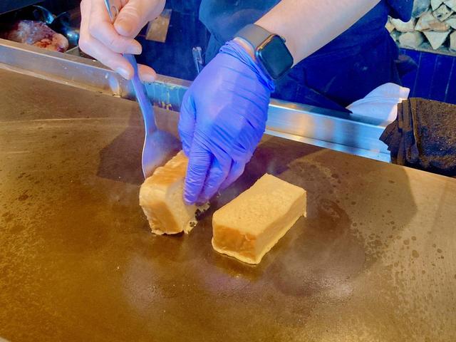 何度かひっくり返しながら丁寧にパンを焼いていく