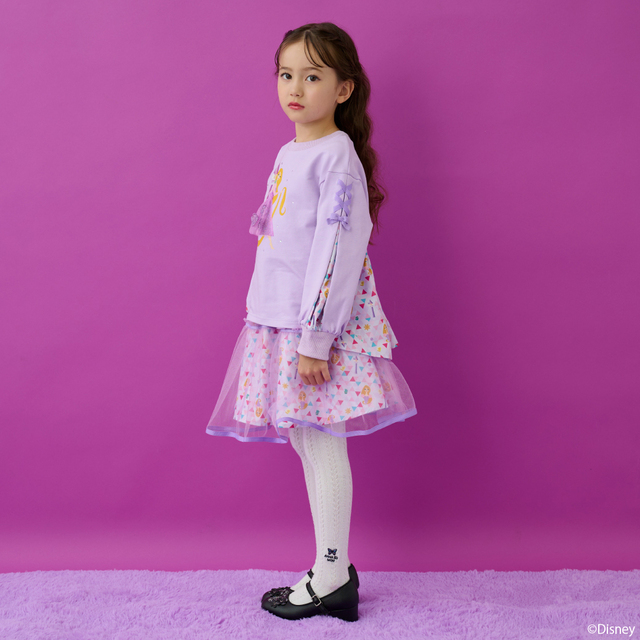 トレーナー ￥12,980、スカート ￥16,280｜ANNA SUI mini『塔の上のラプンツェル』