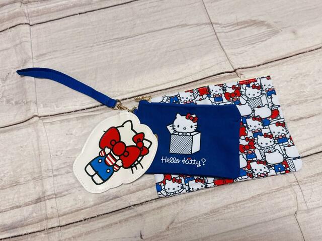 ポーチについたDカンに付属のストラップを取り付ければ、まとめて持てる便利な一品！